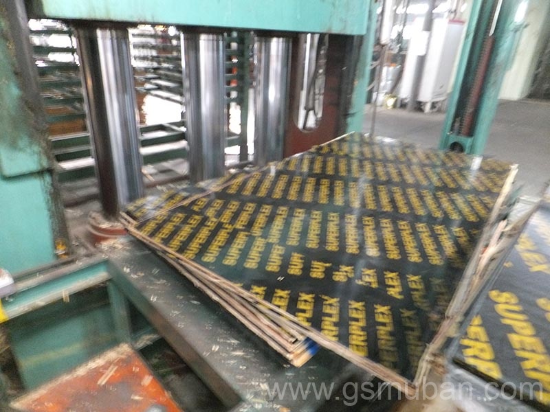 清水模板價(jià)格多少錢?清水模板和覆膜板的區(qū)別